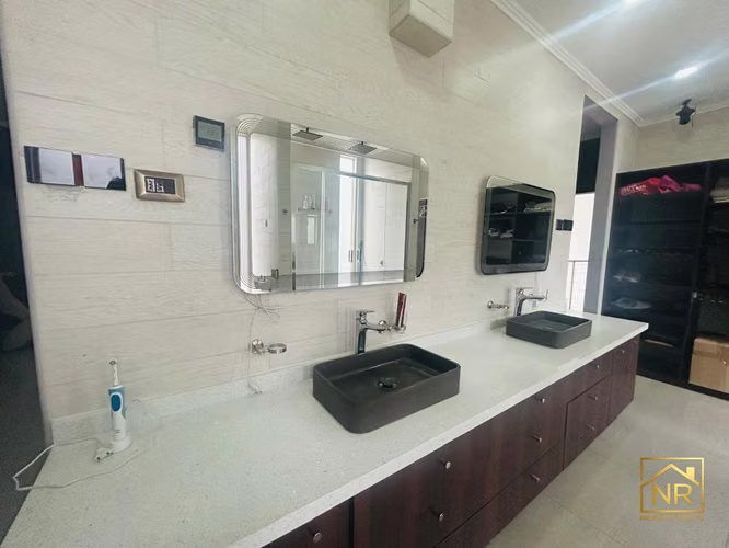 MODERNA RESIDENCIA DE ALTO ESTÁNDAR EN ALTOS DE LA RESERVA,