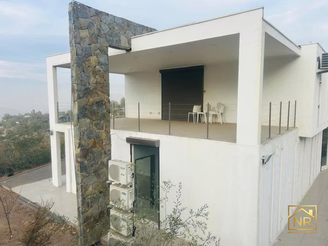 MODERNA RESIDENCIA DE ALTO ESTÁNDAR EN ALTOS DE LA RESERVA,