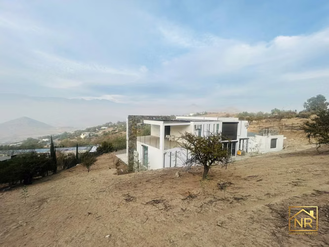 MODERNA RESIDENCIA DE ALTO ESTÁNDAR EN ALTOS DE LA RESERVA,