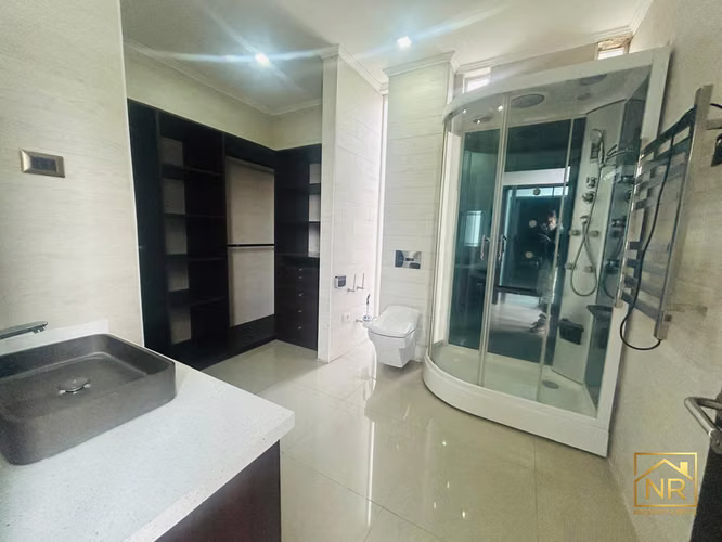 MODERNA RESIDENCIA DE ALTO ESTÁNDAR EN ALTOS DE LA RESERVA,