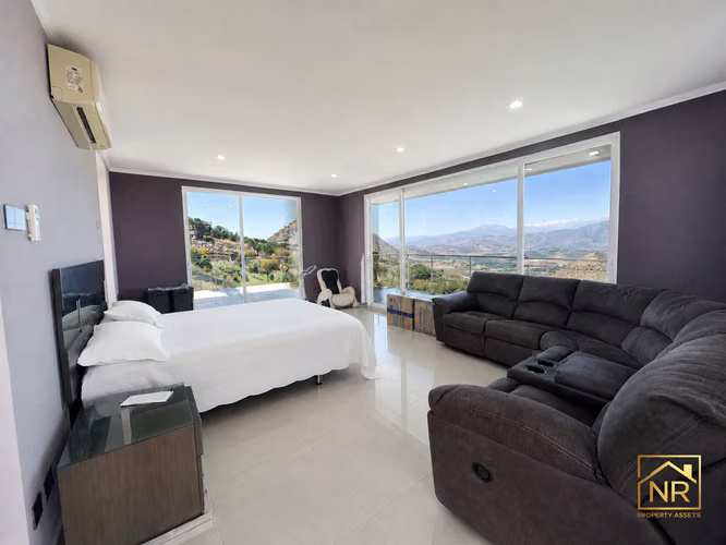 MODERNA RESIDENCIA DE ALTO ESTÁNDAR EN ALTOS DE LA RESERVA,
