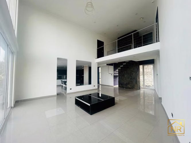 MODERNA RESIDENCIA DE ALTO ESTÁNDAR EN ALTOS DE LA RESERVA,