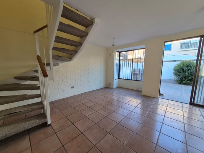 RECIÉN RENOVADA 4 DORMITORIOS 2 BAÑOS, BARRIO TRANQUILO