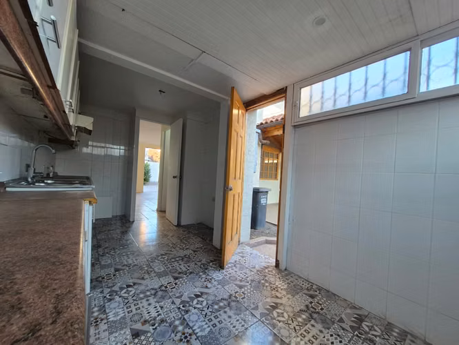 RECIÉN RENOVADA 4 DORMITORIOS 2 BAÑOS, BARRIO TRANQUILO