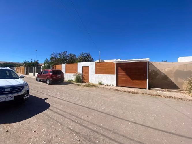 Casa en Condominio Altos de Pica | 4D + 2B