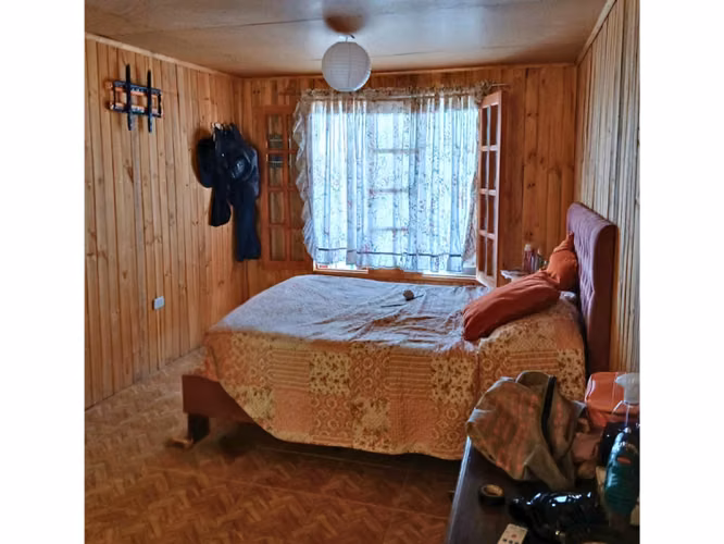 Parcela con casa lista en La Huayca – Confort y autonomía
