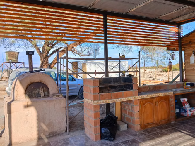 Parcela con casa lista en La Huayca – Confort y autonomía