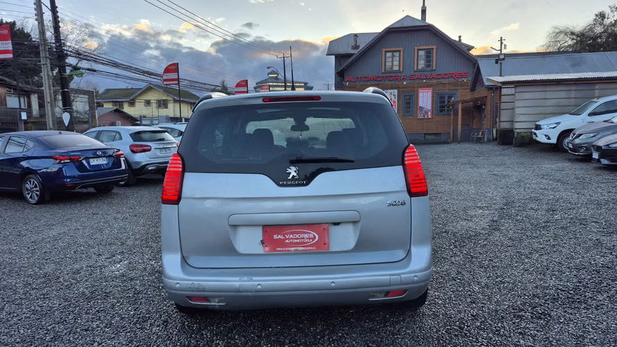 PEUGEOT 5008 2015