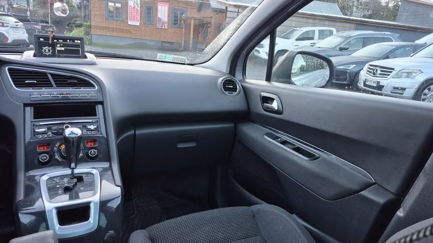 PEUGEOT 5008 2015