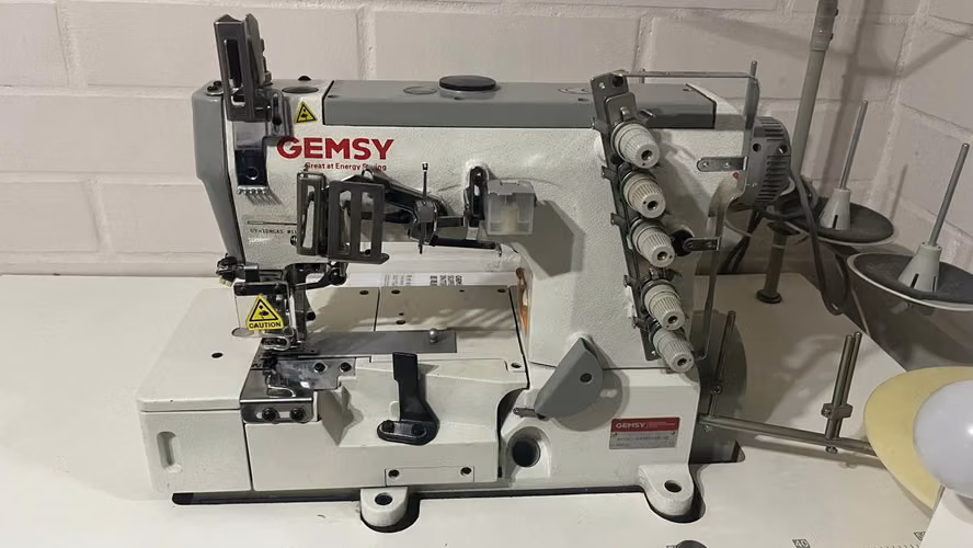 Máquina industrial Colleretera / Tapacosturas GEMSY