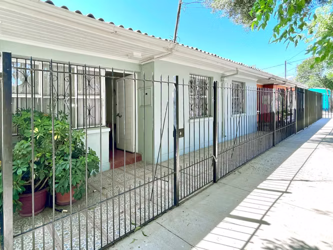 A cuadras del Metro Zapadores. Casa completa sólida en José Santos Ossa