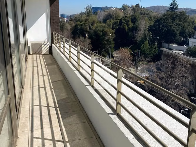 Amplio Depto. en Las Condes con Vista al club de Golf CBG