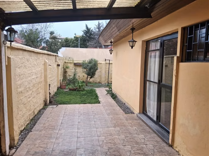 Casa en arriendo de 3 dorm. en Las Condes