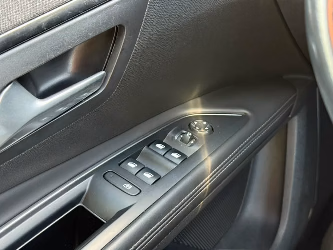 Peugeot 5008 1.6 ALLURE E-HDI DIESEL 4X2 AT 5P 2018 - Imagen 18