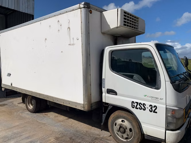 Camión Mitsubishi Fuso con equipo de frio
