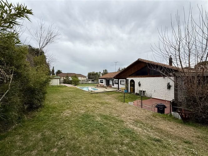 Gran casa con 2900m2 de terreno y 300 construidos, La Reina - Imagen 2