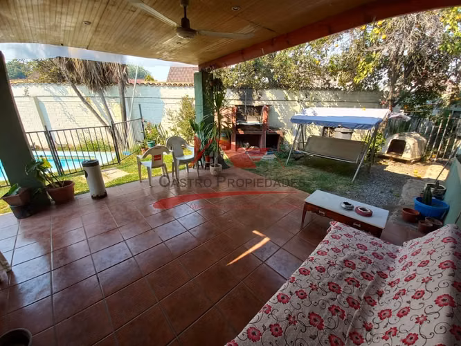CASA DE ESQUINA AISLADA CON 4 DORMITORIOS, 2 BAÑOS