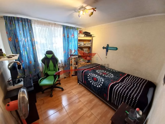 CASA DE ESQUINA AISLADA CON 4 DORMITORIOS, 2 BAÑOS