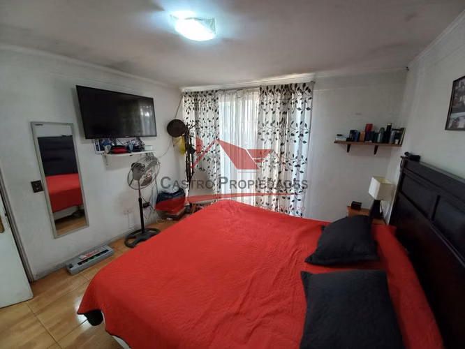 CASA DE ESQUINA AISLADA CON 4 DORMITORIOS, 2 BAÑOS