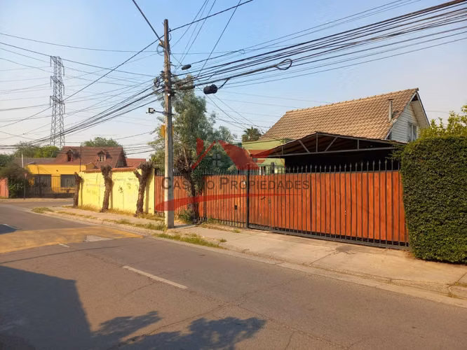 CASA DE ESQUINA AISLADA CON 4 DORMITORIOS, 2 BAÑOS