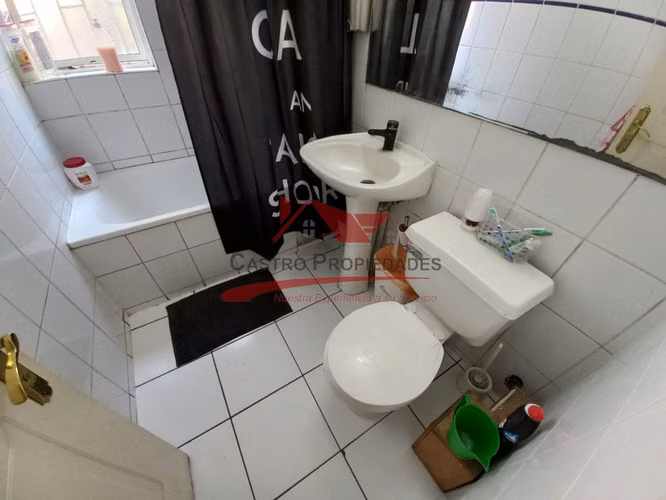 CASA DE ESQUINA AISLADA CON 4 DORMITORIOS, 2 BAÑOS