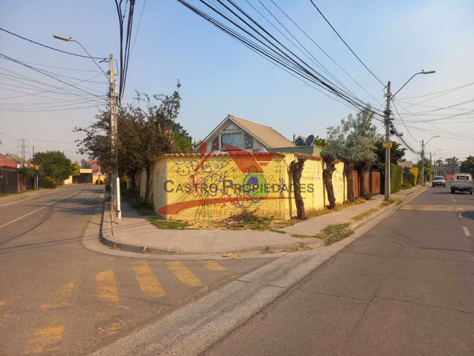 CASA DE ESQUINA AISLADA CON 4 DORMITORIOS, 2 BAÑOS