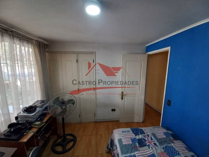 CASA DE ESQUINA AISLADA CON 4 DORMITORIOS, 2 BAÑOS