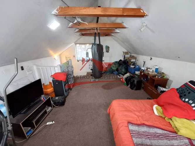 CASA DE ESQUINA AISLADA CON 4 DORMITORIOS, 2 BAÑOS