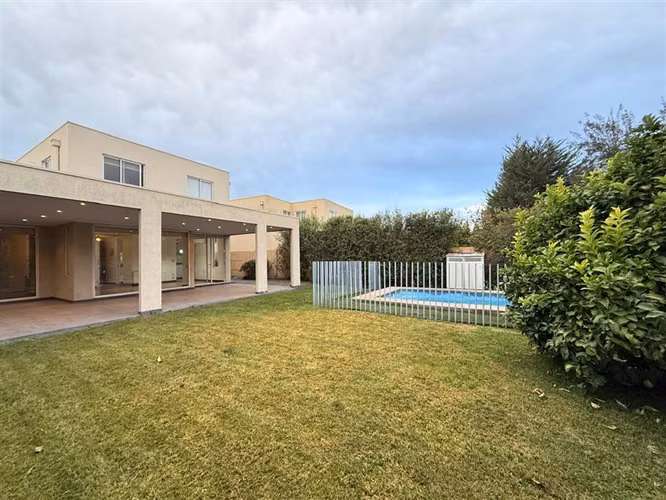 Casa en venta en Santa Elena a pocos minutos de Chicureo