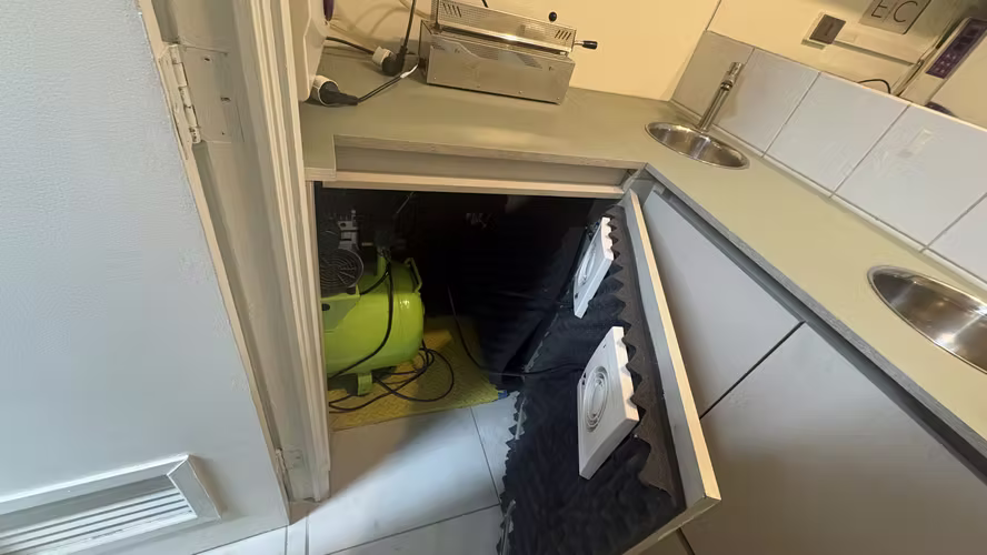 Se vende propiedad con consulta dental con permisos al día, full equipada.