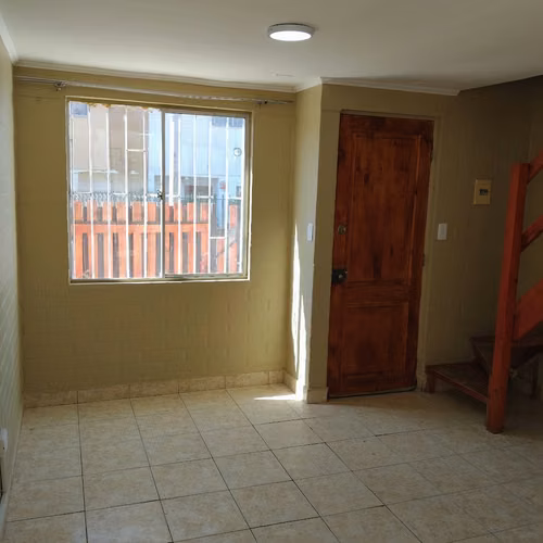 SE ARRIENDA CASA REMODELADA 3D 1B $430.000.-