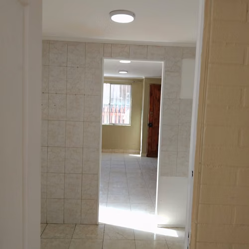 SE ARRIENDA CASA REMODELADA 3D 1B $430.000.-