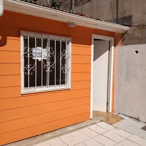 SE ARRIENDA CASA REMODELADA 3D 1B $430.000.-
