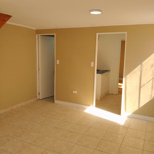 SE ARRIENDA CASA REMODELADA 3D 1B $430.000.-