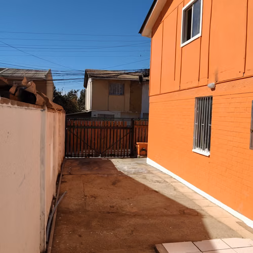 SE ARRIENDA CASA REMODELADA 3D 1B $430.000.-