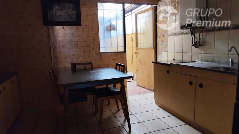 Casa en venta de 3 dorm. a una cuadra del metro.