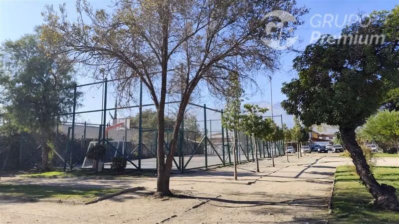 Casa en venta de 3 dorm. a una cuadra del metro.