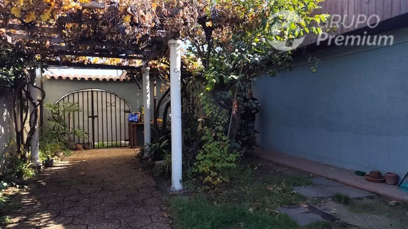 Casa en venta de 3 dorm. a una cuadra del metro.