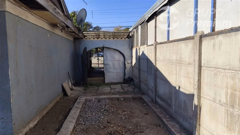 Casa en venta de 3 dorm. a una cuadra del metro.