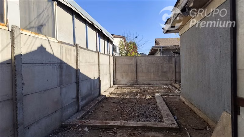 Casa en venta de 3 dorm. a una cuadra del metro.