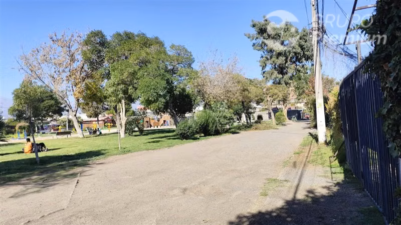 Casa en venta de 3 dorm. a una cuadra del metro.