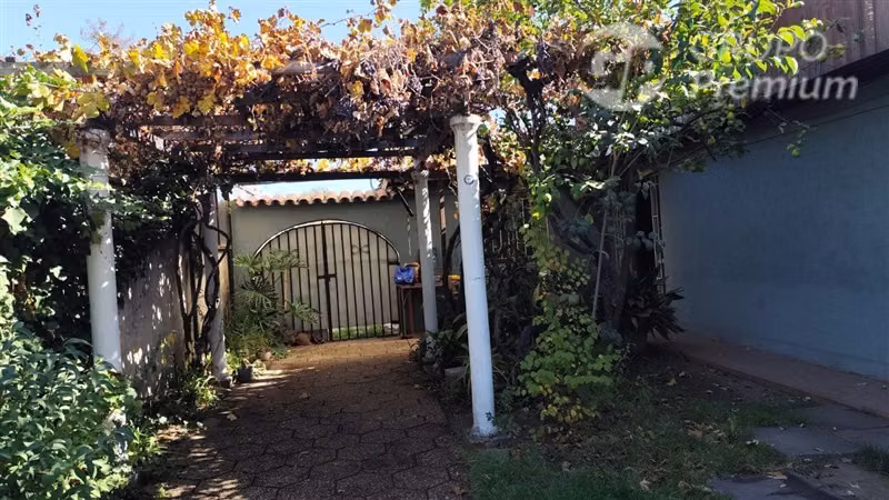 Casa en venta de 3 dorm. a una cuadra del metro.