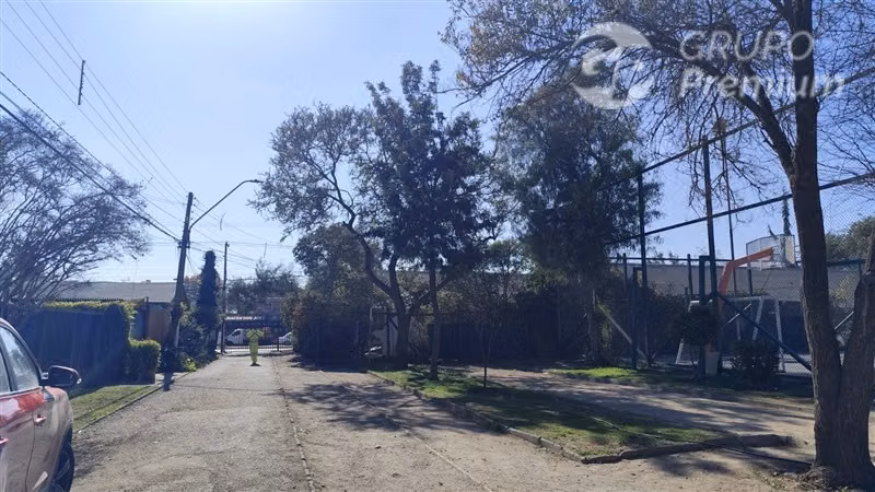 Casa en venta de 3 dorm. a una cuadra del metro.