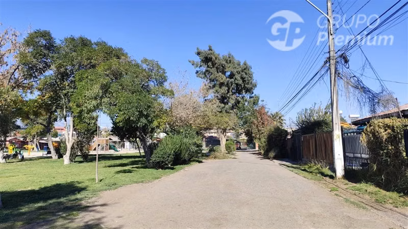 Casa en venta de 3 dorm. a una cuadra del metro.