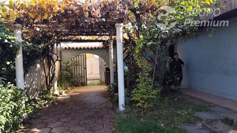 Casa en venta de 3 dorm. a una cuadra del metro.