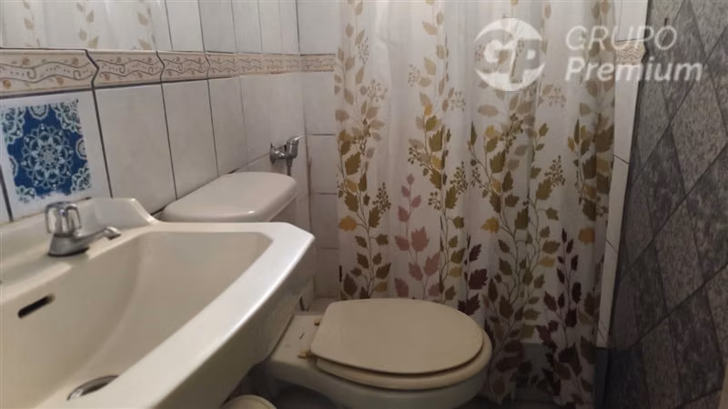 Casa en venta de 3 dorm. a una cuadra del metro.
