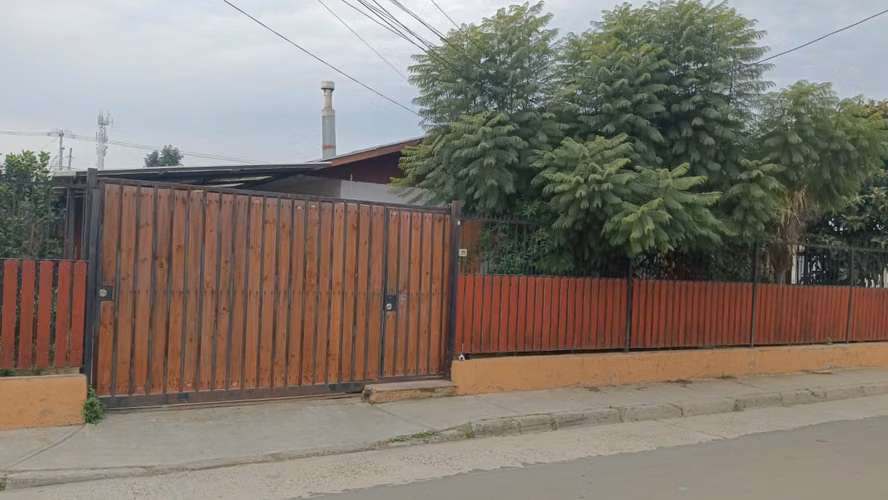 GRAN CASA DE UN PISO 4D 2B  A PASOS DEL TRONCAL