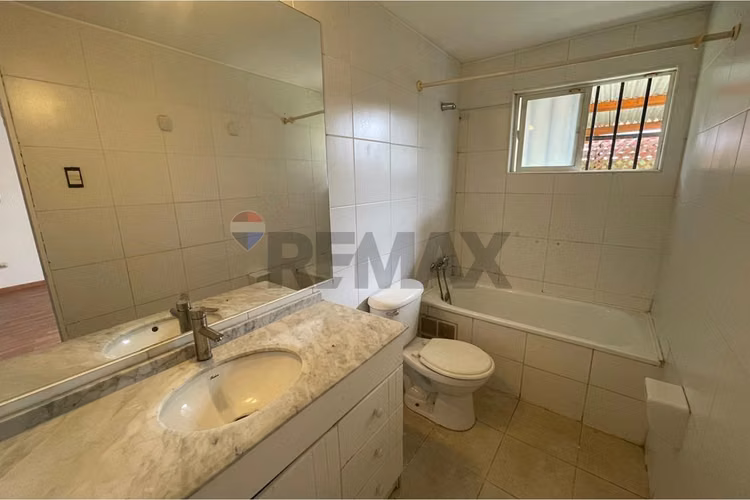 Haz tuya esta casa de 5d+3b en el rosal de maipú!