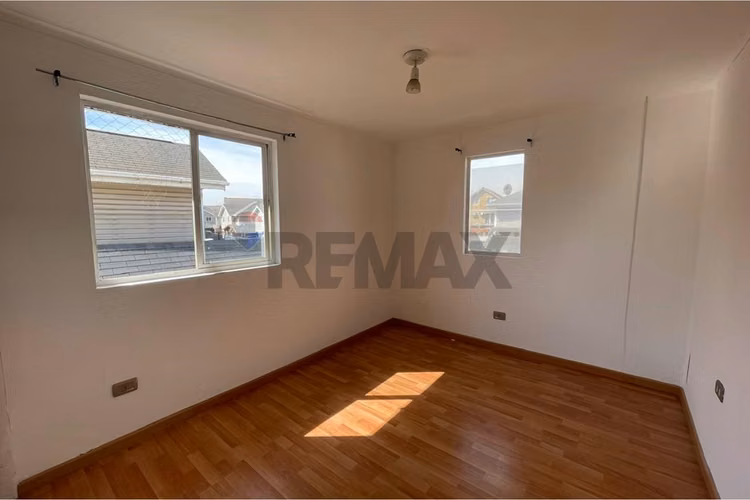 Haz tuya esta casa de 5d+3b en el rosal de maipú!