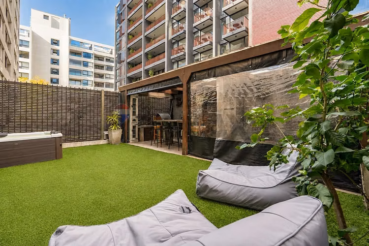 Exclusivo departamento con patio privado - Imagen 23